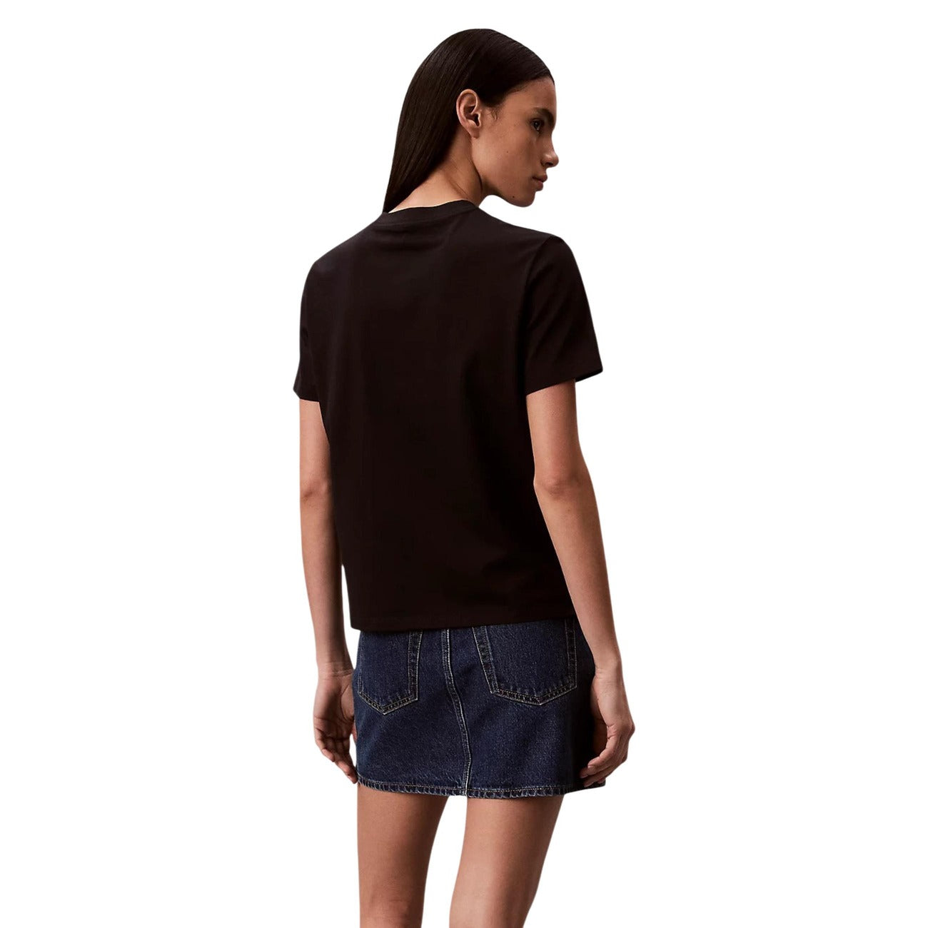 Calvin Klein NYC Logo Tee; 100% cotone, girocollo, stampa frontale. La t-shirt da donna iconica dal gusto metropolitano e vestibilità confortevole. Colore nero. Vista posteriore