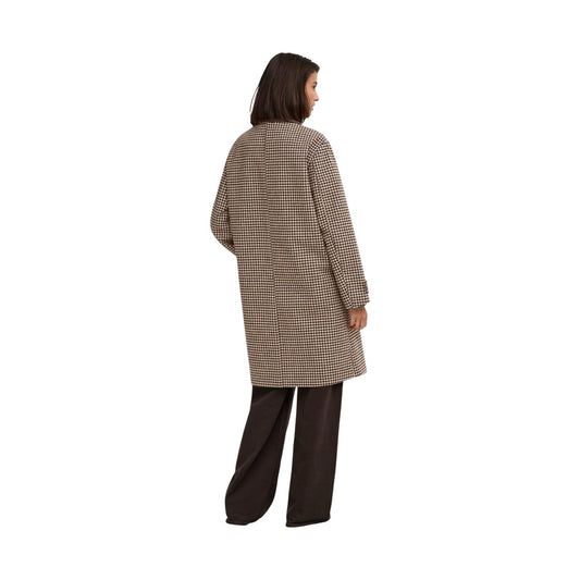Cappotto a quadri marrone donna Jacqueline De Yong 15376712. Cappotto invernale in tessuto caldo con lana, motivo tartan, colletto classico aperto, bottoni e tasche laterali.