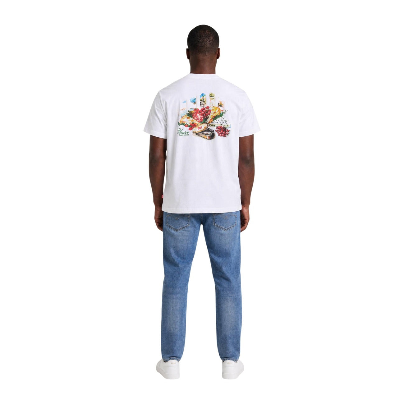 T-shirt Bianca Levi's®; Grafica Food & Deli. 100% Cotone. Vestibilità relaxed, girocollo, stampa fronte-retro "You've been served". Fresca, creativa e di carattere. Posteriore figura intera 