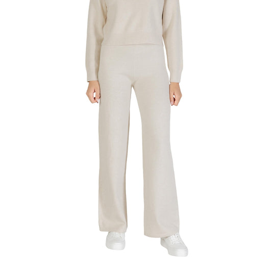 Pantaloni Palazzo Beige Choral; Made in Italy. Gamba larga, tessuto in viscosa premium, vestibilità fluida e slanciata. L'essenziale raffinato per l'ufficio e il tempo libero. Vista frontale 
