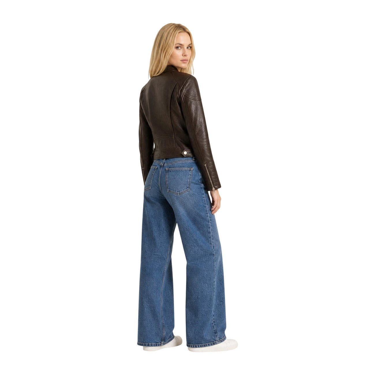 Giacca biker donna Guess Marlene Caribou W6YL25 W2914 marrone. Giacchetto corto in similpelle effetto pelle con cerniera zip a 2 vie, dettagli sulle maniche con cuciture a rilievo e zip ai polsi, abbigliamento donna mezza stagione.