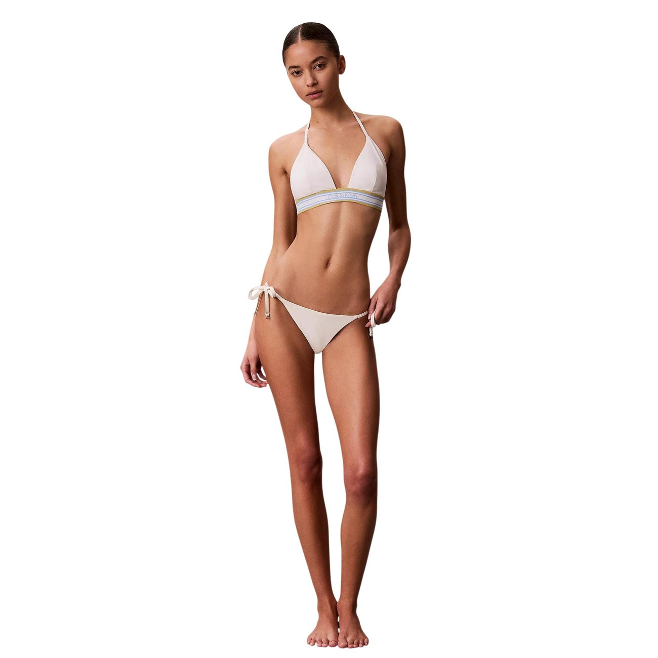 Bikini Top Calvin Klein CK Icon; Triangolo al collo. Tessuto quick-dry stretch, imbottitura staccabile, fascia elastica con logo. Stile iconico Calvin Klein Jeans. Figura intera 