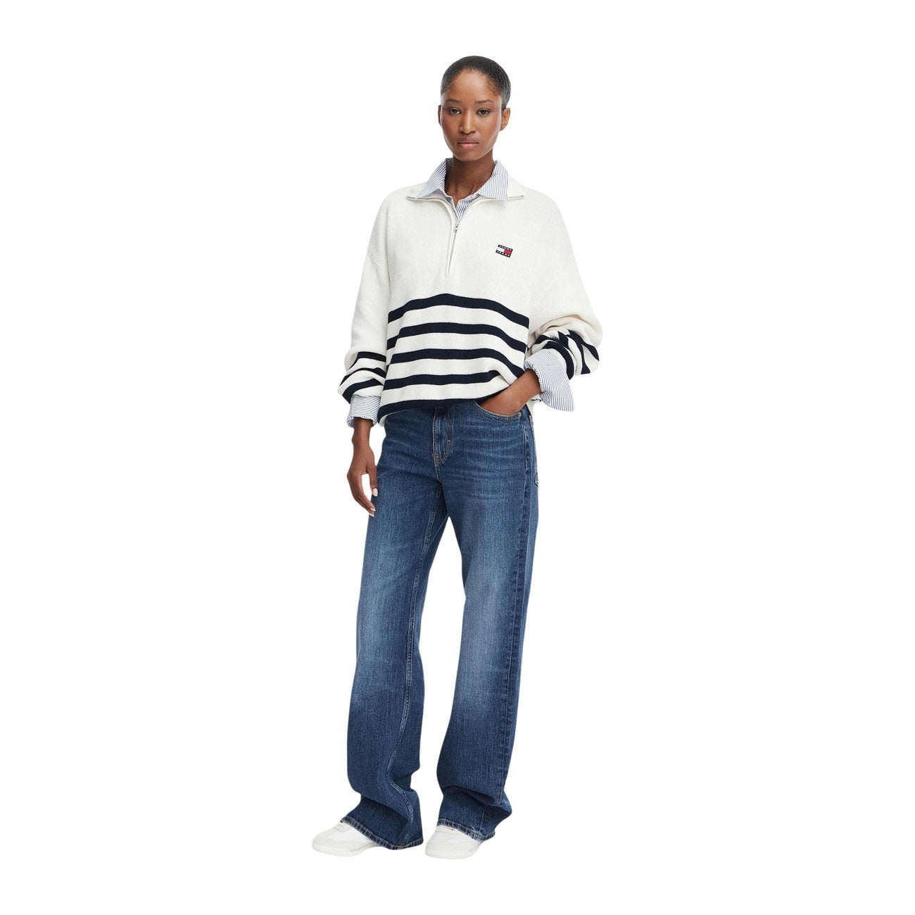 Maglia Tommy Jeans donna a righe bianche DW0DW22928. Pullover oversize colore Ancient White Stripe con mezza cerniera e collo alto in 100% cotone biologico, fantasia marinière e patch logo classico, abbigliamento donna autunno inverno.
