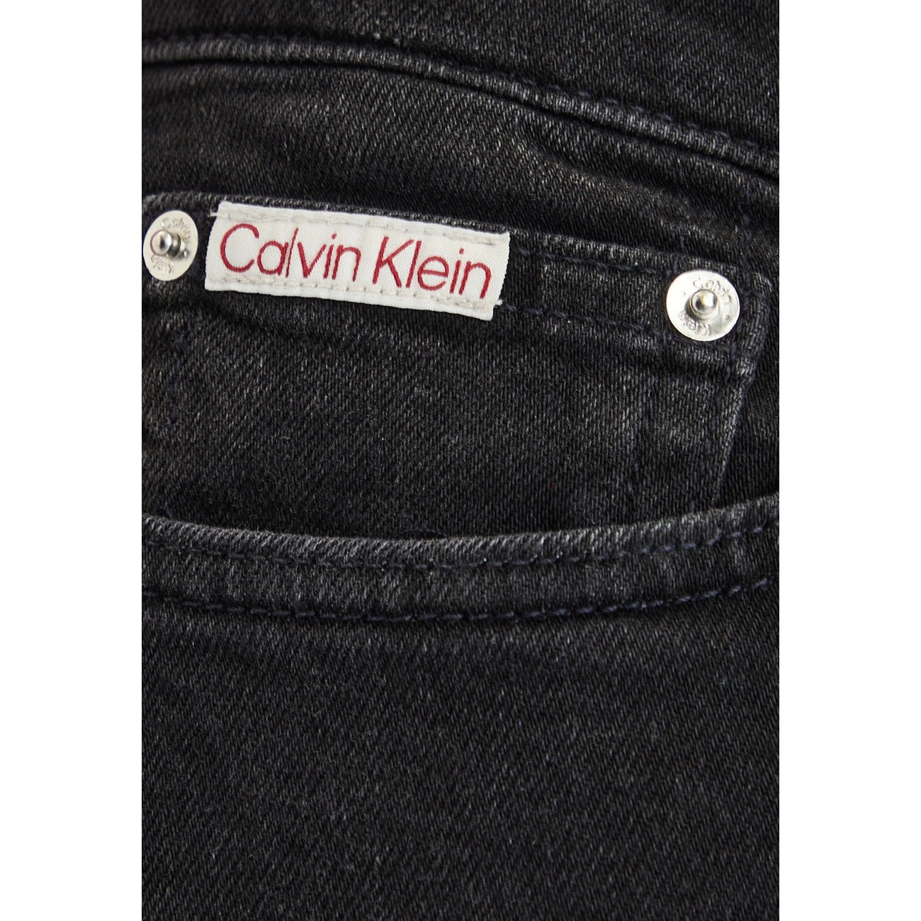 Jeans Slim Neri Calvin Klein; Cotone Stretch. Taglio 5 tasche, vita regular, chiusura con zip. Patch logo in pelle, vestibilità aderente e confortevole. Il classico denim nero rivisitato.