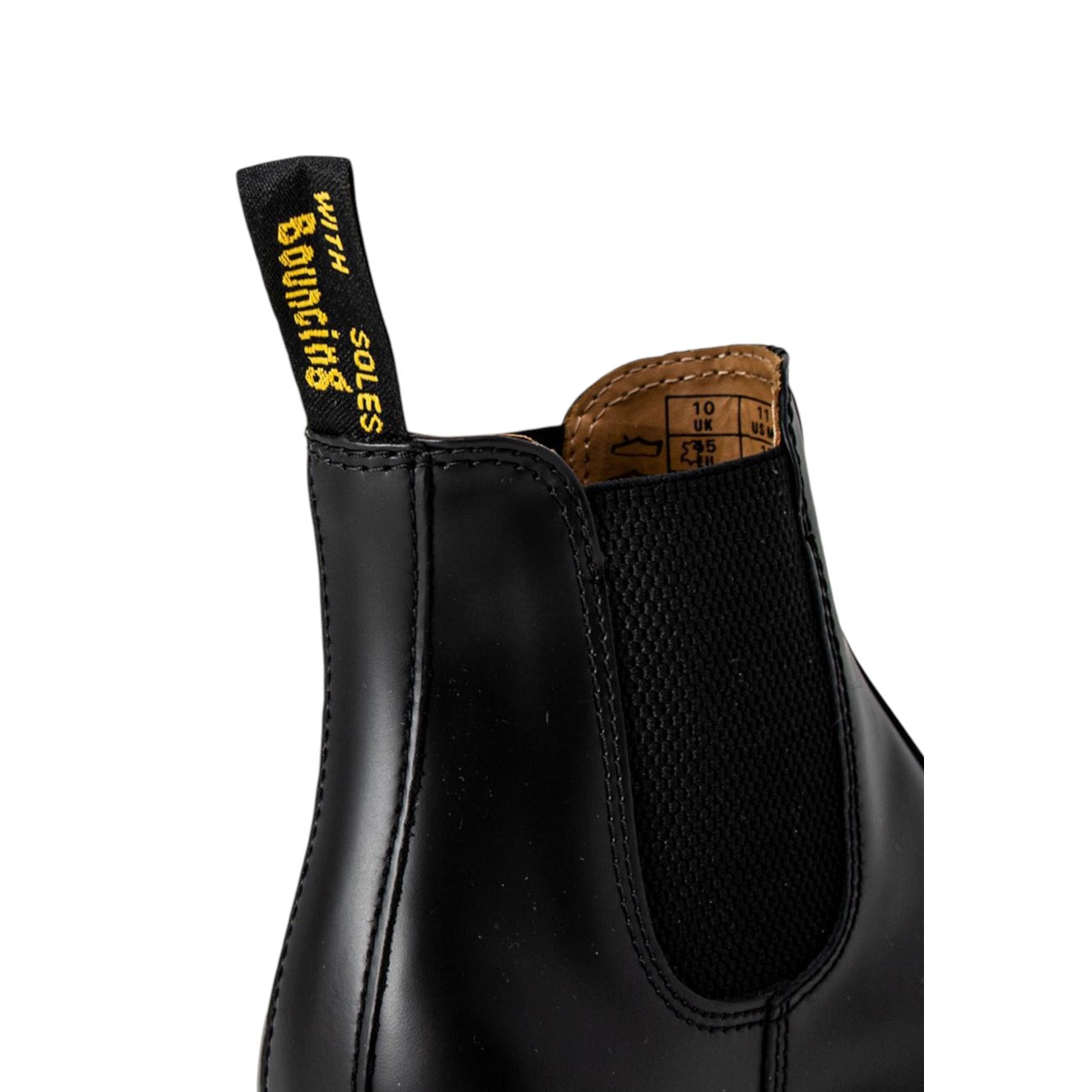 Stivaletti Chelsea Dr Martens 2976 pelle Smooth nero. Beatle boots iconici in pelle bovina lucidata e resistente, senza lacci, con pannelli elasticizzati laterali, suola AirWair e caratteristiche cuciture gialle.