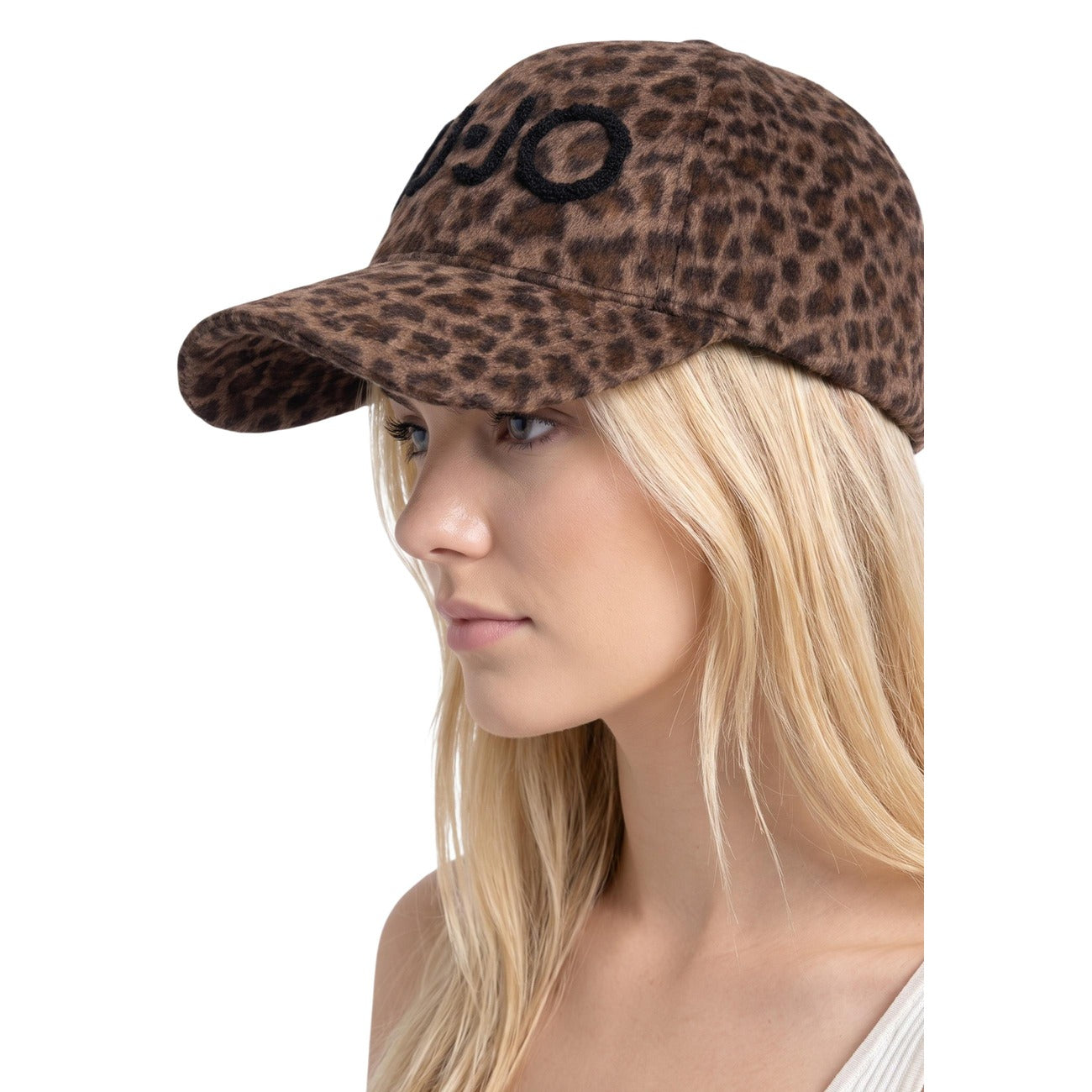 Cappello visiera Liu-Jo leopardato ecopelliccia 2F6048 T6089. Cappellino invernale da donna animalier marrone effetto pelliccia con logo ricamato Liu-Jo e chiusura posteriore con automatici.