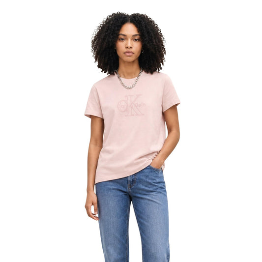 T-shirt rosa Calvin Klein Jeans; 100% Cotone. Girocollo, maniche corte, logo ricamato. Vestibilità regular, fresca e leggera. L'essenziale iconico per il tuo outfit quotidiano. Frontale 