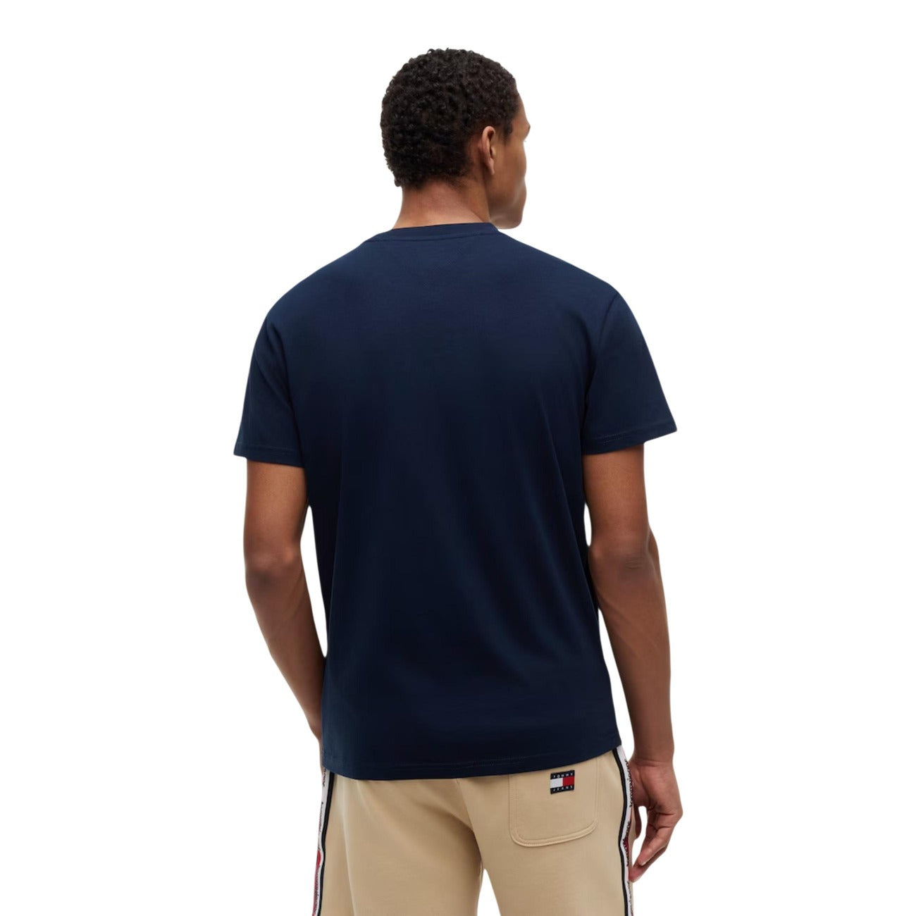 T-shirt blu Tommy Jeans; Logo Print. 100% Cotone Rigenerato. Regular fit, girocollo, stile casual sostenibile. Leggera, traspirante e iconica. Vista posteriore 