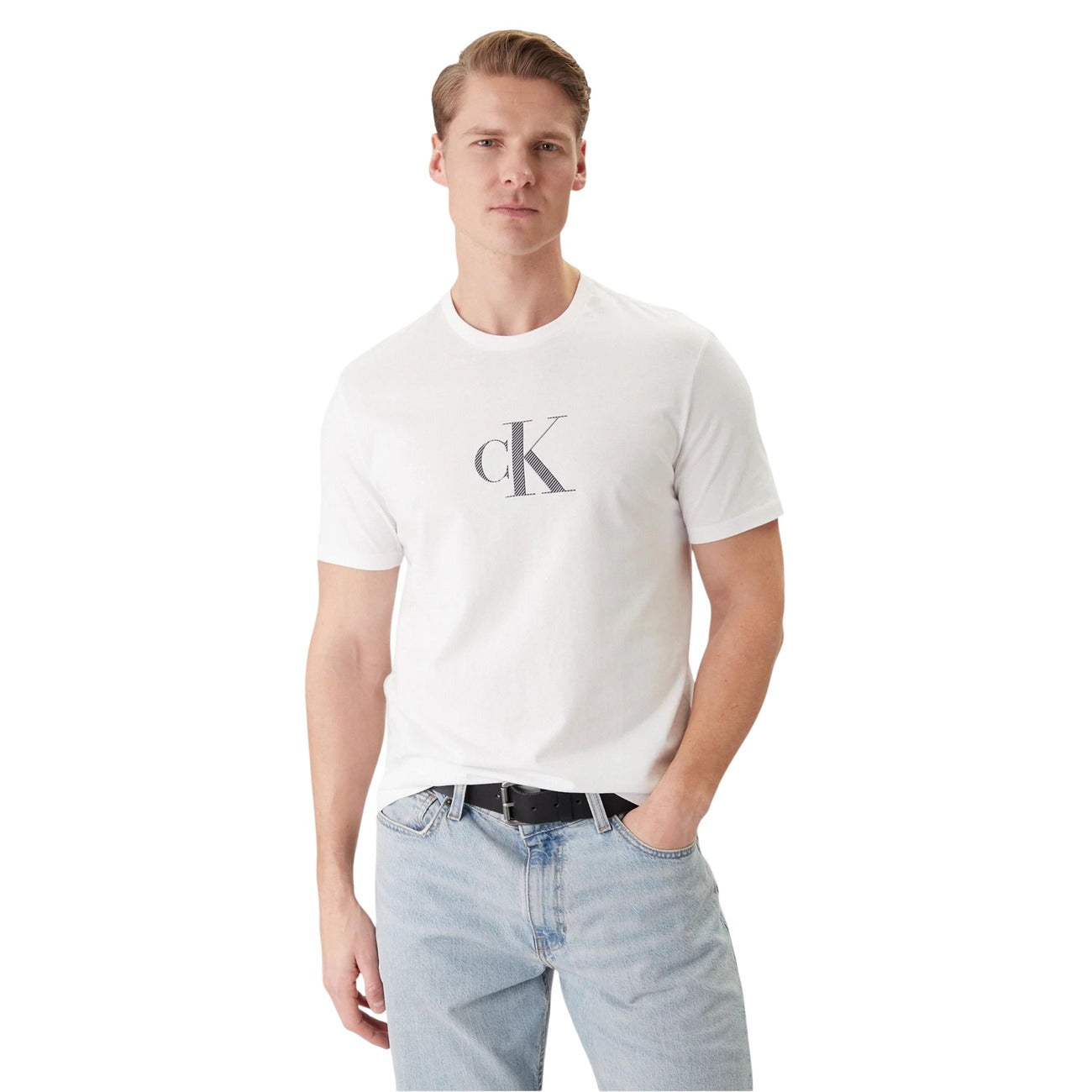 Calvin Klein LV04RF853G, t-shirt bianca in cotone con logo monogramma "cK" stampato; manica corta, taglio regolare e stile intramontabile per un look quotidiano curato. Vista frontale 