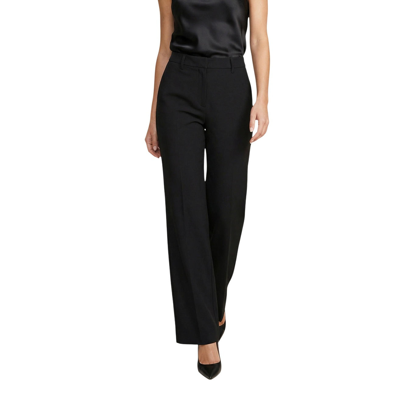 Pantalone I AM Gamba Dritta; 88% Poliestere, 12% Elastan. Colore Nero, piega stirata, chiusura zip/gancio. Pantaloni donna eleganti e antipiega, Made in Italy. Vista frontale 