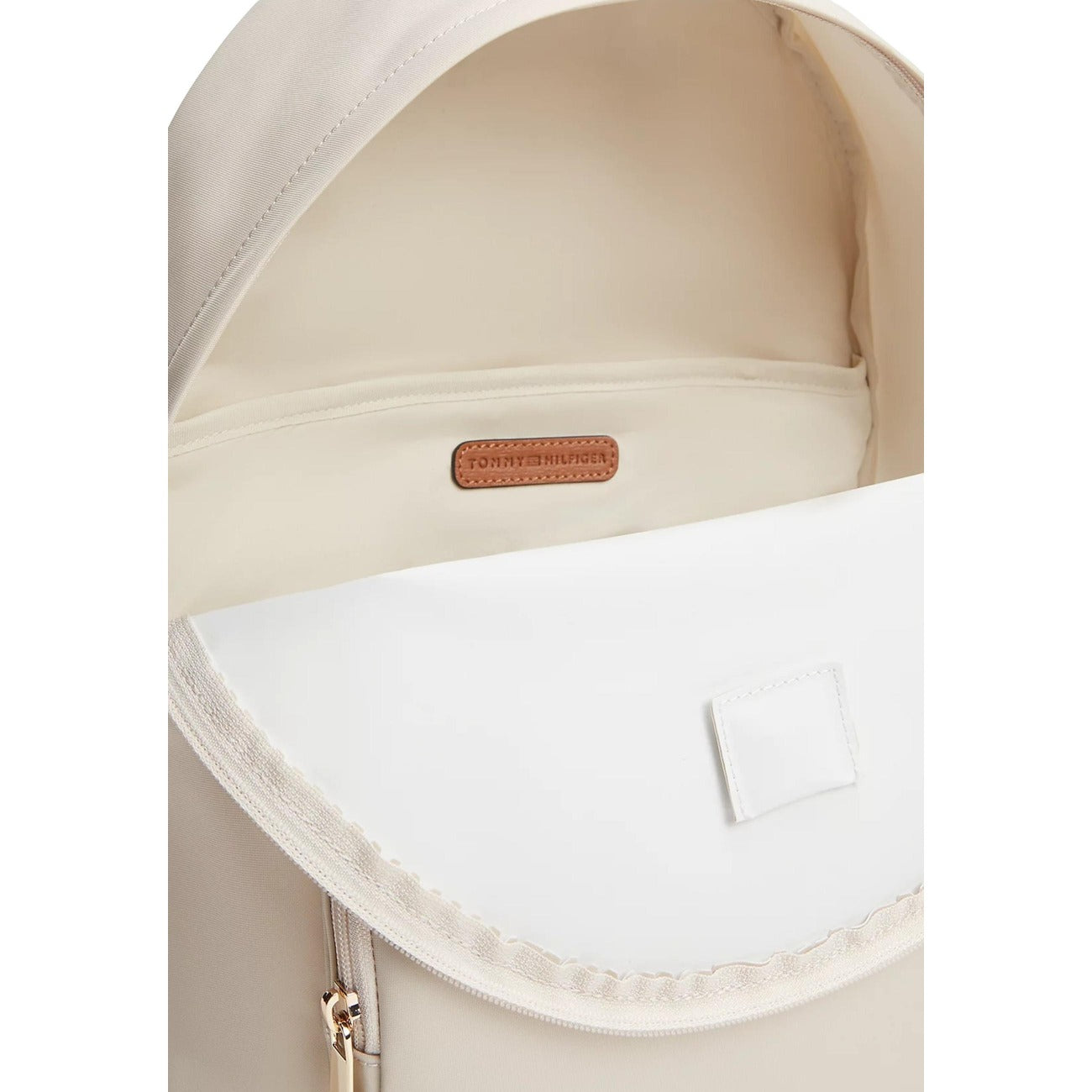 Zaino Tommy Hilfiger Nylon; 100% Poliammide. Design arrotondato, scomparto 10L, placchetta monogramma TH. Zaino donna leggero, imbottito e idrorepellente per la stagione PE26. Colore panna 