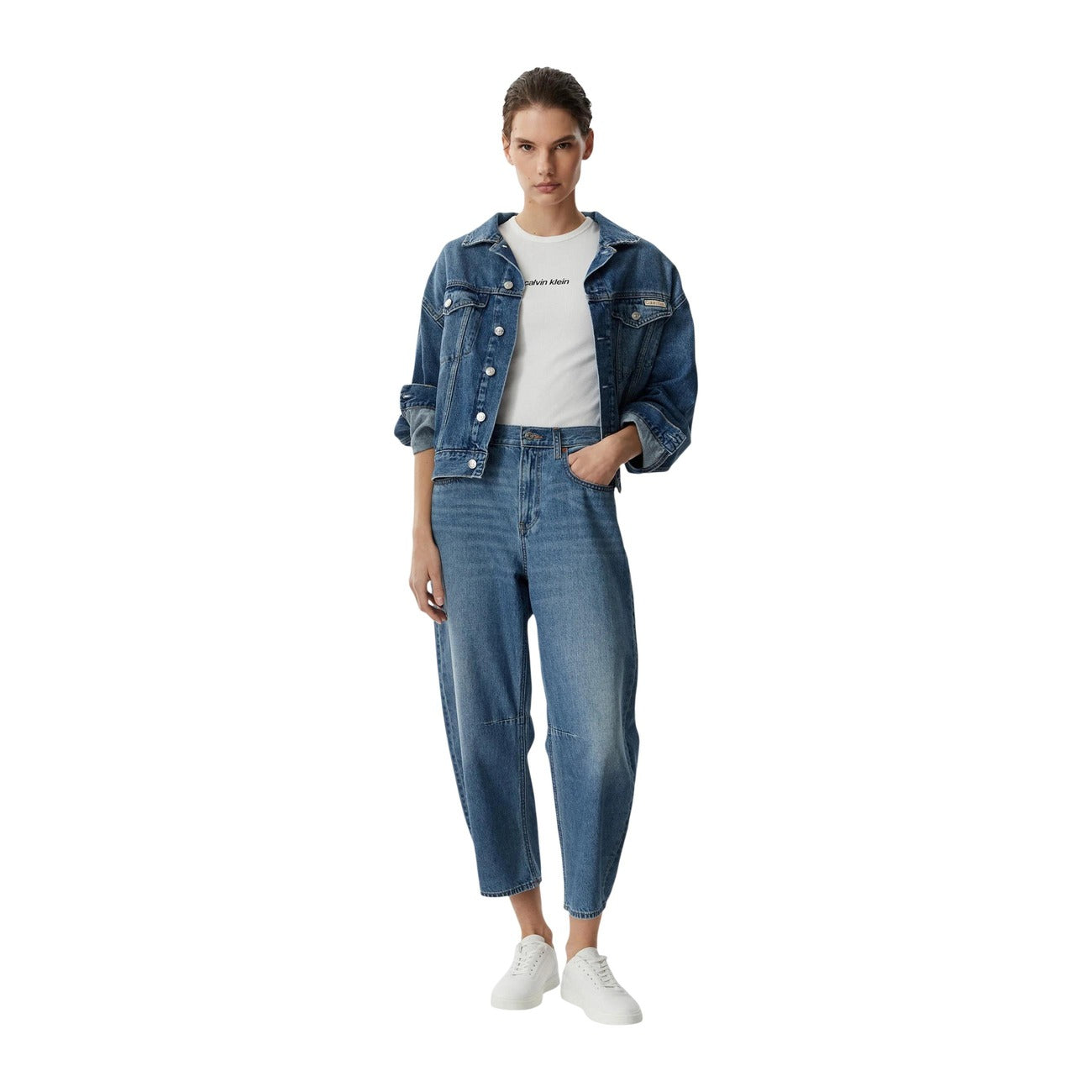 Jeans Calvin Klein Jeans donna blu modello LV047G748G. Pantaloni in denim mom fit regular in 100% cotone tinta unita, caratterizzati da taglio cropped alla caviglia, cinque tasche classiche e salpa con logo posteriore, stile casual per quattro stagioni.