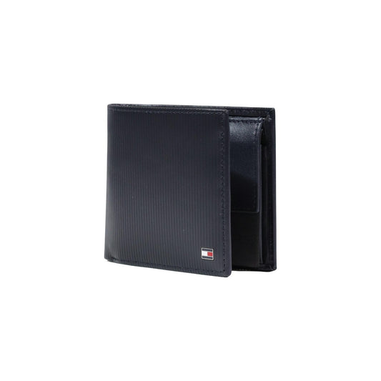 Portafoglio uomo Tommy Hilfiger; 100% Pelle Blu Navy. Portamonete a bottone, texture rigata, logo in metallo. Formato standard capiente, stile classico 4 stagioni.