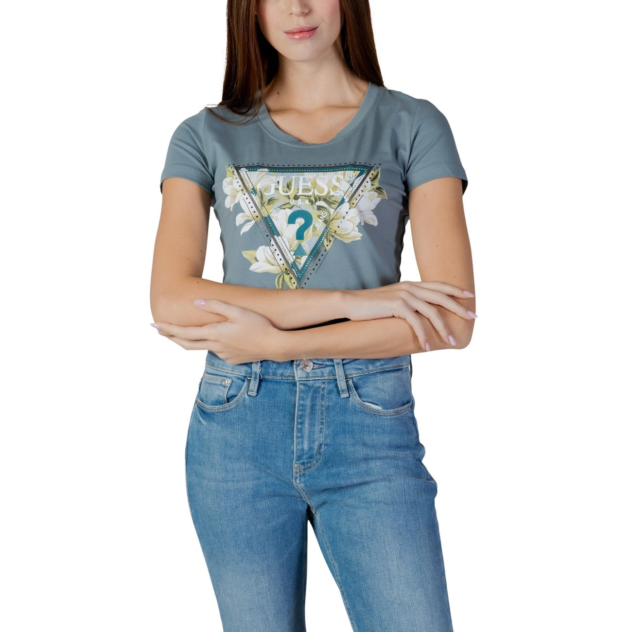 T-shirt Guess Camelia Triangle; Verde. Cotone elasticizzato, vestibilità slim. Logo con strass applicati, girocollo, maniche corte. Stile iconico e femminile.