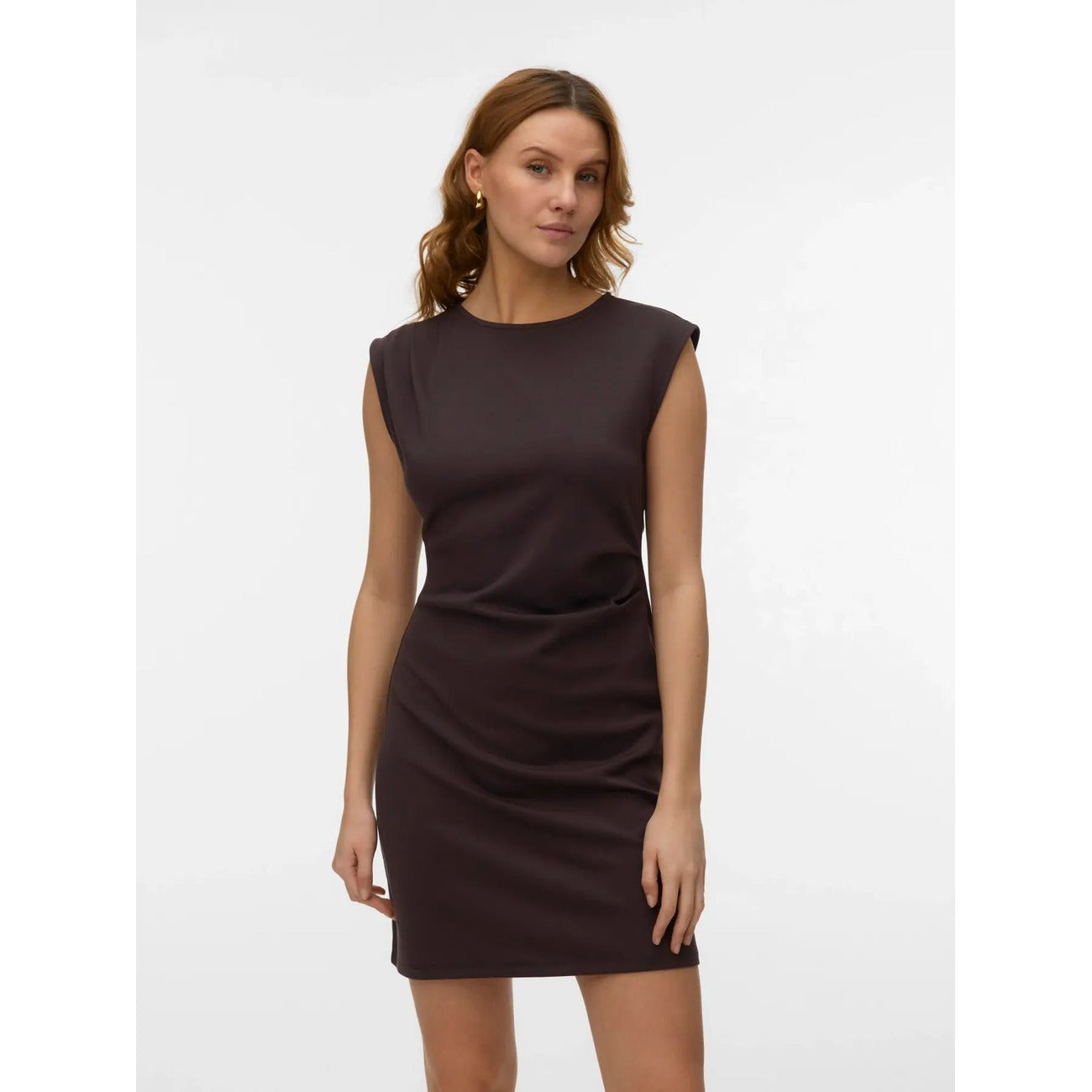 Abito Corto Donna Marrone Vero Moda; Vestito aderente smanicato in poliestere e viscosa elastica. Girocollo, spalline larghe e dettaglio arricciato laterale, stile casual-chic per tutti i giorni. Frontale 