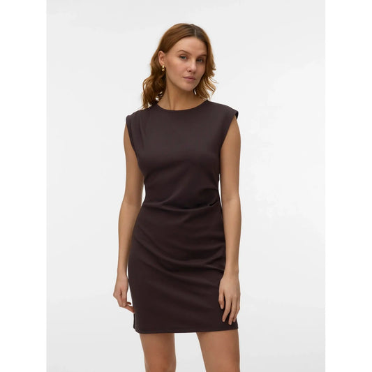 Abito Corto Donna Marrone Vero Moda; Vestito aderente smanicato in poliestere e viscosa elastica. Girocollo, spalline larghe e dettaglio arricciato laterale, stile casual-chic per tutti i giorni. Frontale 