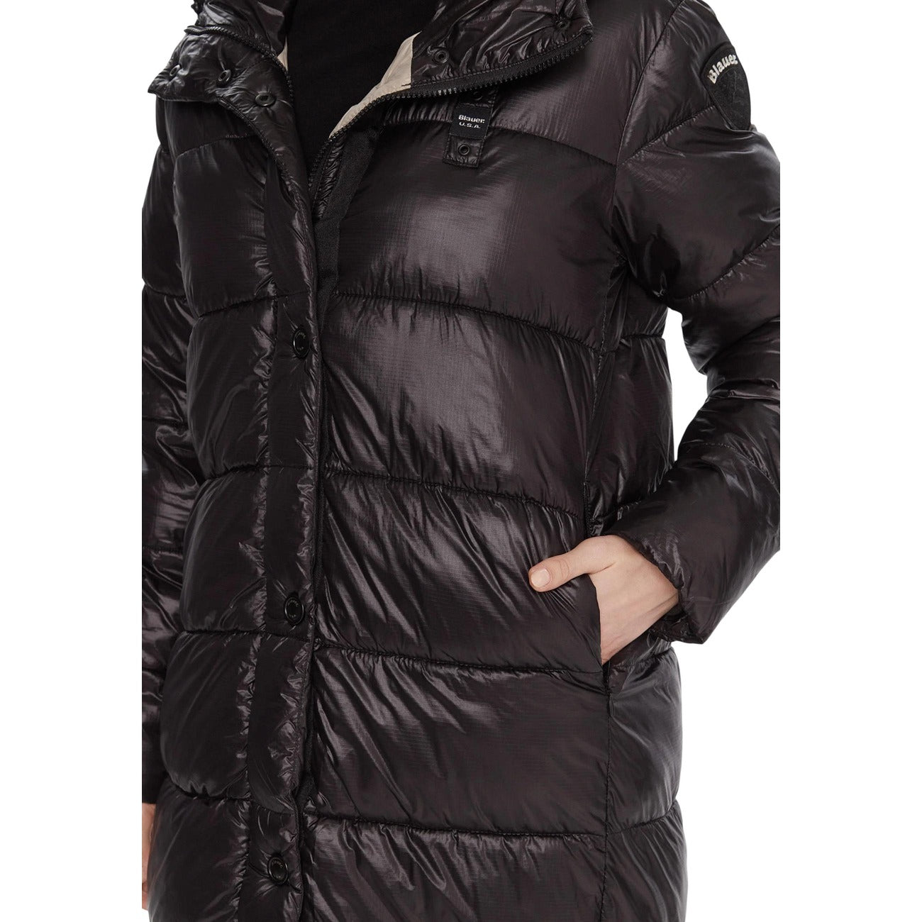 Piumino lungo Blauer nero donna Adelaide 26WBLDK02073. Giubbotto lungo al polpaccio nero lucido trapuntato con cappuccio, zip doppio cursore, bottoni automatici e logo Blauer, cappotto invernale casual da donna.