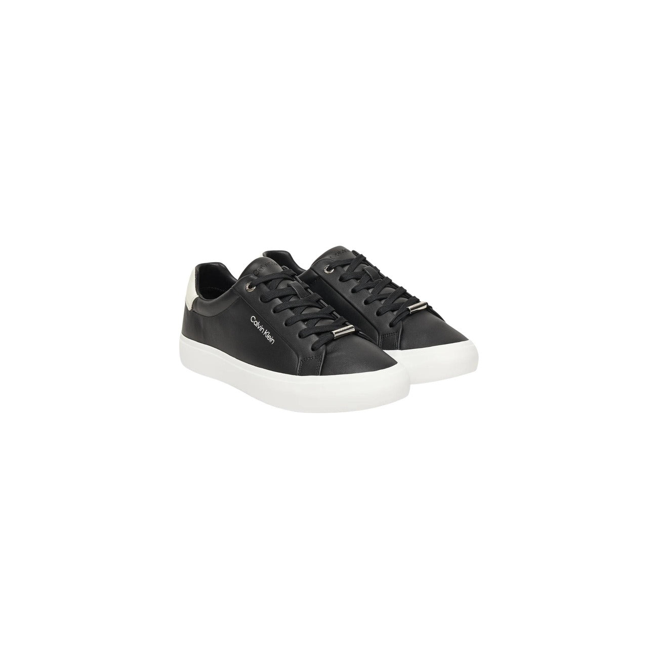 Sneakers Calvin Klein Vulcanized; 100% Pelle Liscia. Suola in gomma naturale, soletta in schiuma, fodera traspirante. Dettagli moiré, chiusura con asole metalliche, stile essenziale e raffinato. Colore nero. Vista Frontale 