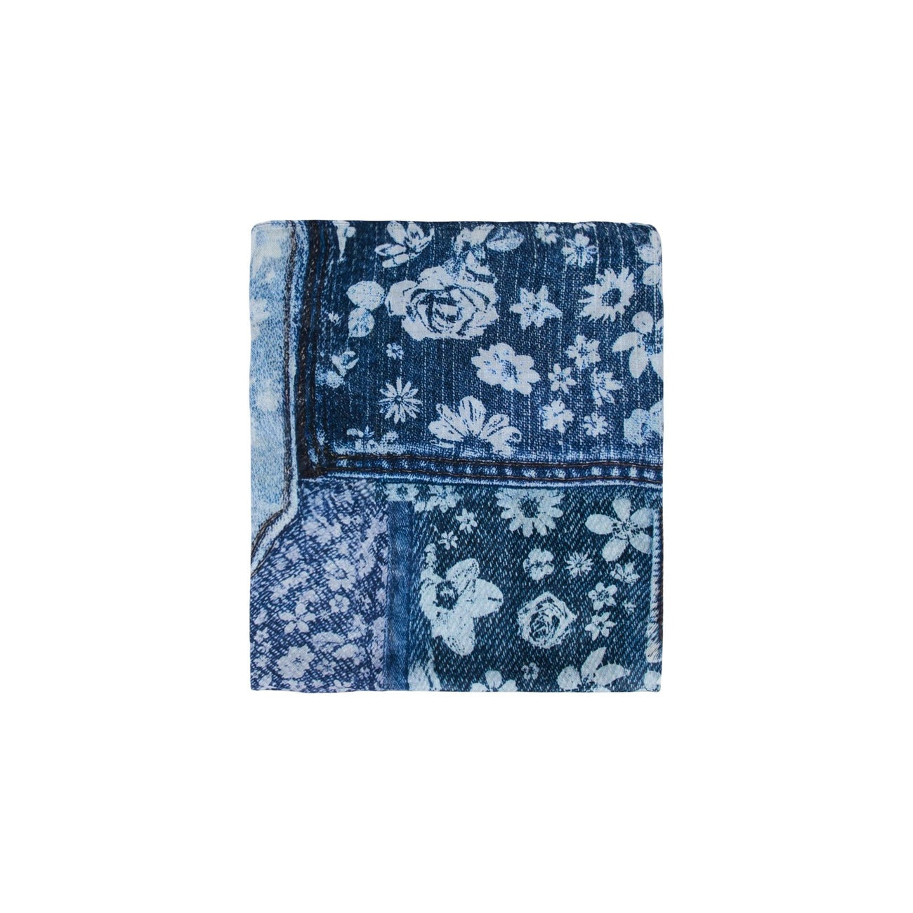 Foulard di forma rettangolare, in tessuto leggero in stile patchwork, con patch di diverse stampe floreali con effetto denim. 