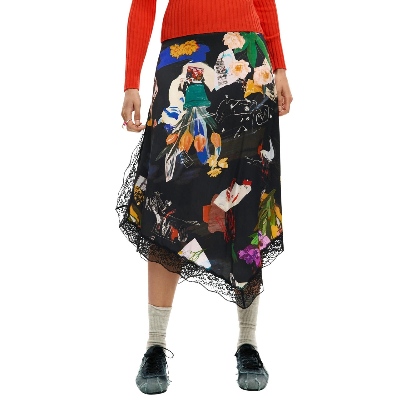 Gonna Midi Desigual Asimmetrica; 100% Viscosa EcoVero™. Stampa collage multicolor, dettagli in pizzo, tessuto satinato fluido. Chiusura con zip, collezione SS26. Vista frontale