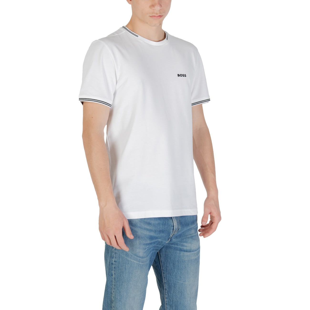 T-shirt BOSS Uomo Bianca; 92% Cotone, 8% Elastam. Tessuto piqué elasticizzato, vestibilità regular, logo e righe a contrasto. Lavabile a 30°C, stile casual-premium. Frontale laterale 