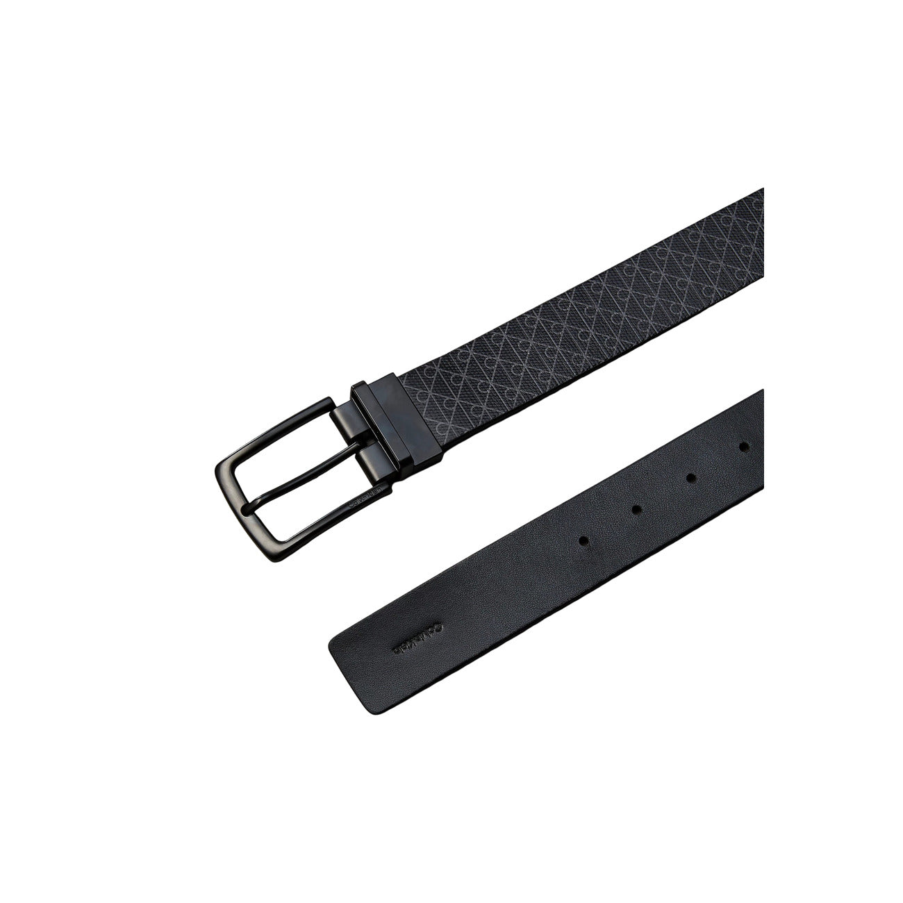 Cintura Double-Face Calvin Klein 35mm; Nero. Reversibile (liscio o stampa logo all-over), ecopelle ad alta resistenza, fibbia girevole quadrata. Lunghezza personalizzabile e tagliabile su misura. Vista fibbia e logo 