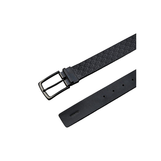 Cintura Double-Face Calvin Klein 35mm; Nero. Reversibile (liscio o stampa logo all-over), ecopelle ad alta resistenza, fibbia girevole quadrata. Lunghezza personalizzabile e tagliabile su misura. Vista fibbia e logo 