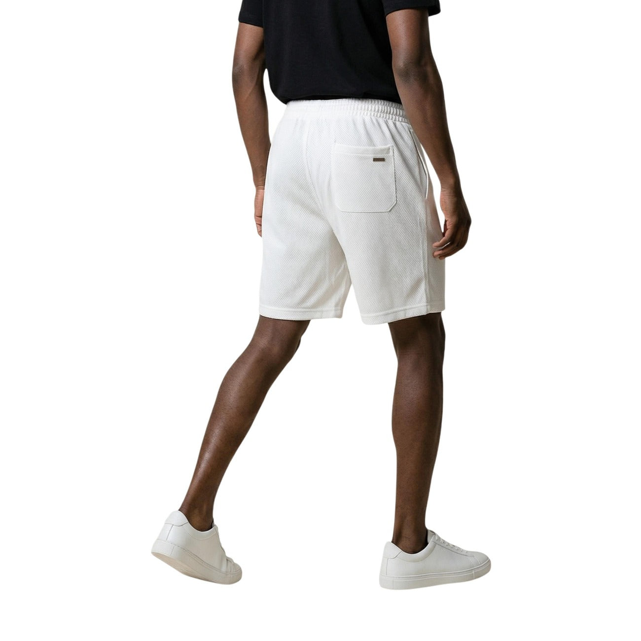 Gianni Lupo White Bermuda; 100% cotone, chiusura con lacci, tasche multiple. Lo short estivo essenziale e confortevole. Colore bianco. Vista posteriore 