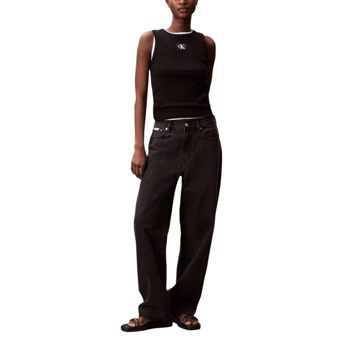 Canotta Calvin Klein Jeans donna nera smanicato scollo tondo 95% cotone 5% elastan - vista frontale indossata da modello figura intera 