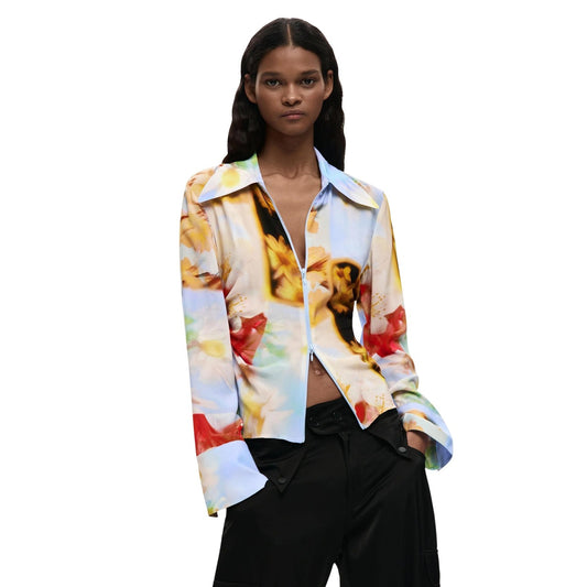Camicia Drappeggiata SS26; viscosa riciclata, fit slim, chiusura lampo, stampa astratta. Il perfetto equilibrio tra eleganza fluida e design sostenibile. Vista frontale 