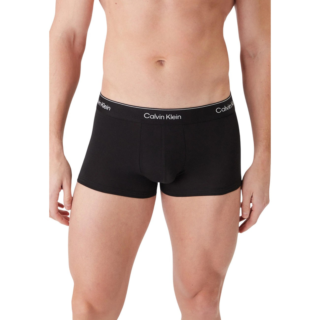 Pack 3 Boxer Low Rise CK; Cotone Stretch. Vita bassa, 95% Cotone, fascia logata a contrasto. Traspiranti, aderenti e progettati per il massimo supporto. Stile versatile per ogni occasione. Nero frontale 