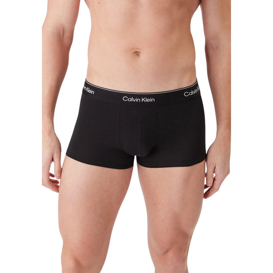 Pack 3 Boxer Low Rise CK; Cotone Stretch. Vita bassa, 95% Cotone, fascia logata a contrasto. Traspiranti, aderenti e progettati per il massimo supporto. Stile versatile per ogni occasione. Nero frontale 