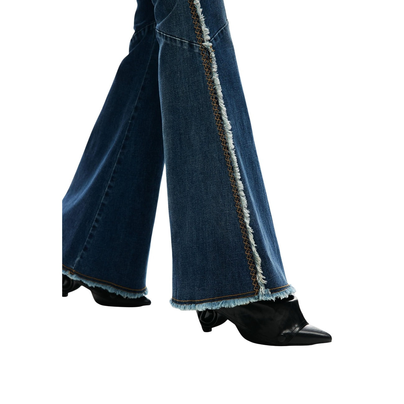 Pantaloni in denim a zampa con cuciture decorative e dettagli sfrangiati sui lati.