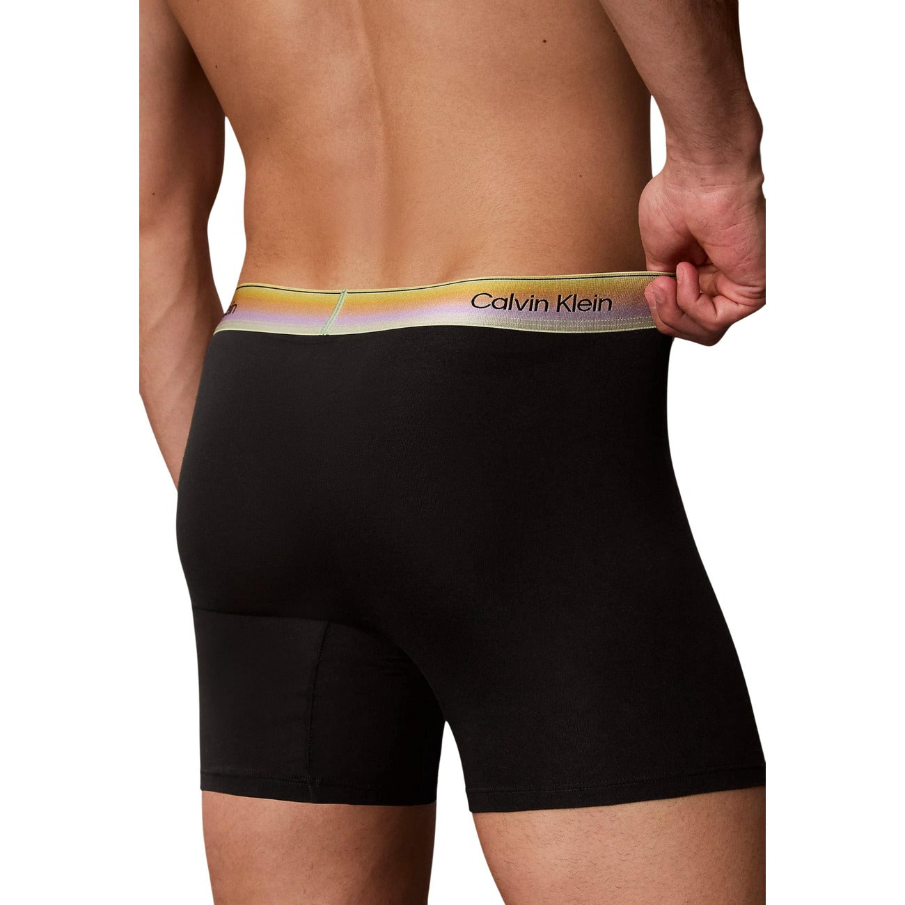 Boxer brief da uomo nero Calvin Klein Underwear, realizzato in cotone elasticizzato con una speciale fascia elastica in vita caratterizzata dal logo sfumato ispirato al Pride.