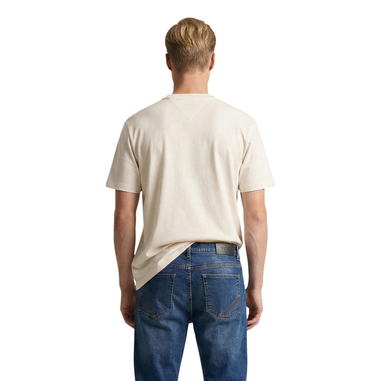 T-shirt Tommy Jeans Bianca; 100% Cotone Rigenerato. Regular fit, logo grafico stampato, scollatura tonda a costine. Capo versatile 4 stagioni, ideale per outfit casual e urban.