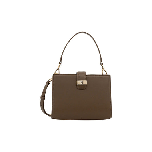 Borsa Tommy Hilfiger Small Satchel; 100% Poliuretano. Charm dorato, placchetta monogramma TH, doppia portabilità (manico/tracolla). Design compatto e raffinato, capienza 1,8 l. Colore marrone 