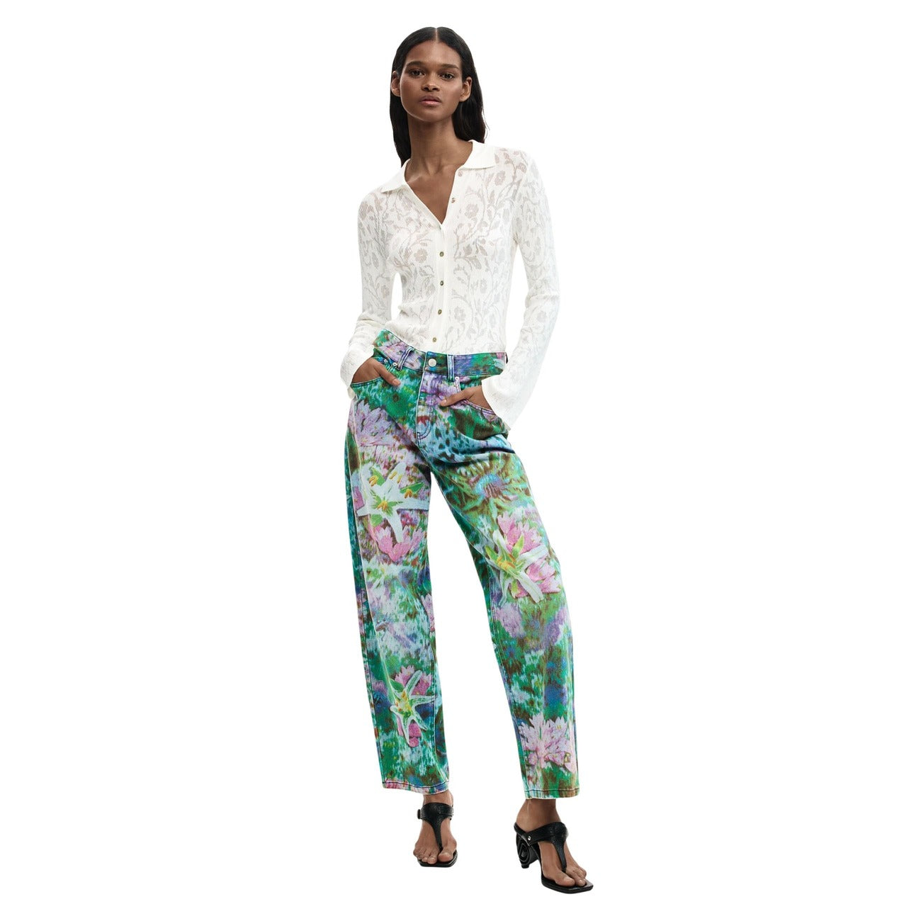 Pantalone dal taglio baggy con logo inciso sulla tasca anteriore e stampa di fiori ispirata a un giardino selvaggio. Indossato da modella 