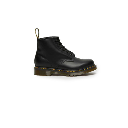 Anfibi Dr Martens 101 uomo pelle Smooth nero. Stivaletti bassi a 6 fori in pelle liscia resistente, lavorazione con guardolo Goodyear termosaldato, impunture gialle e suola in gomma ammortizzata.