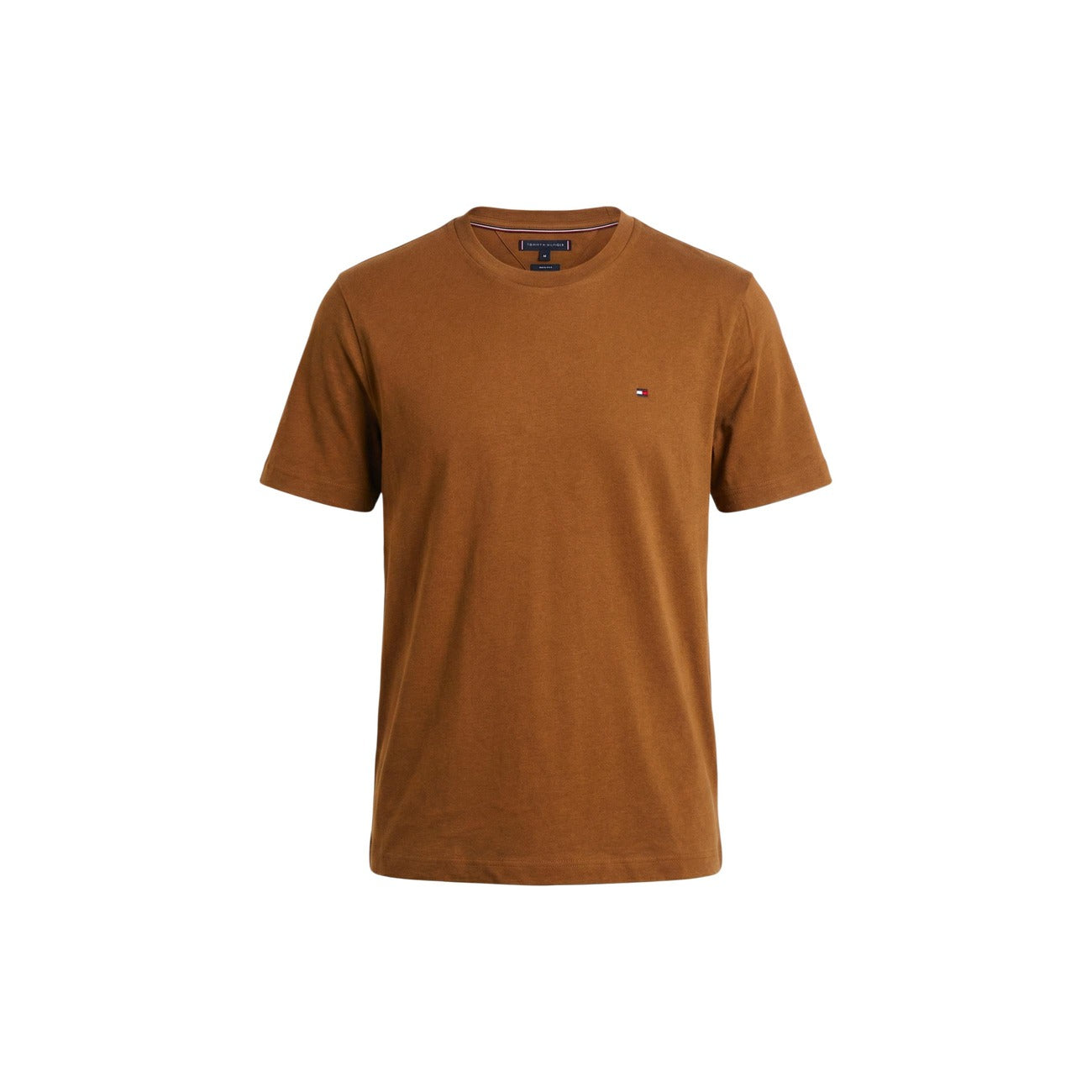 T-shirt Tommy Hilfiger Marrone; 100% Cotone Rigenerato. Regular fit, logo piccolo ricamato, collezione sostenibile. Leggera, versatile e ideale per outfit casual estivi.