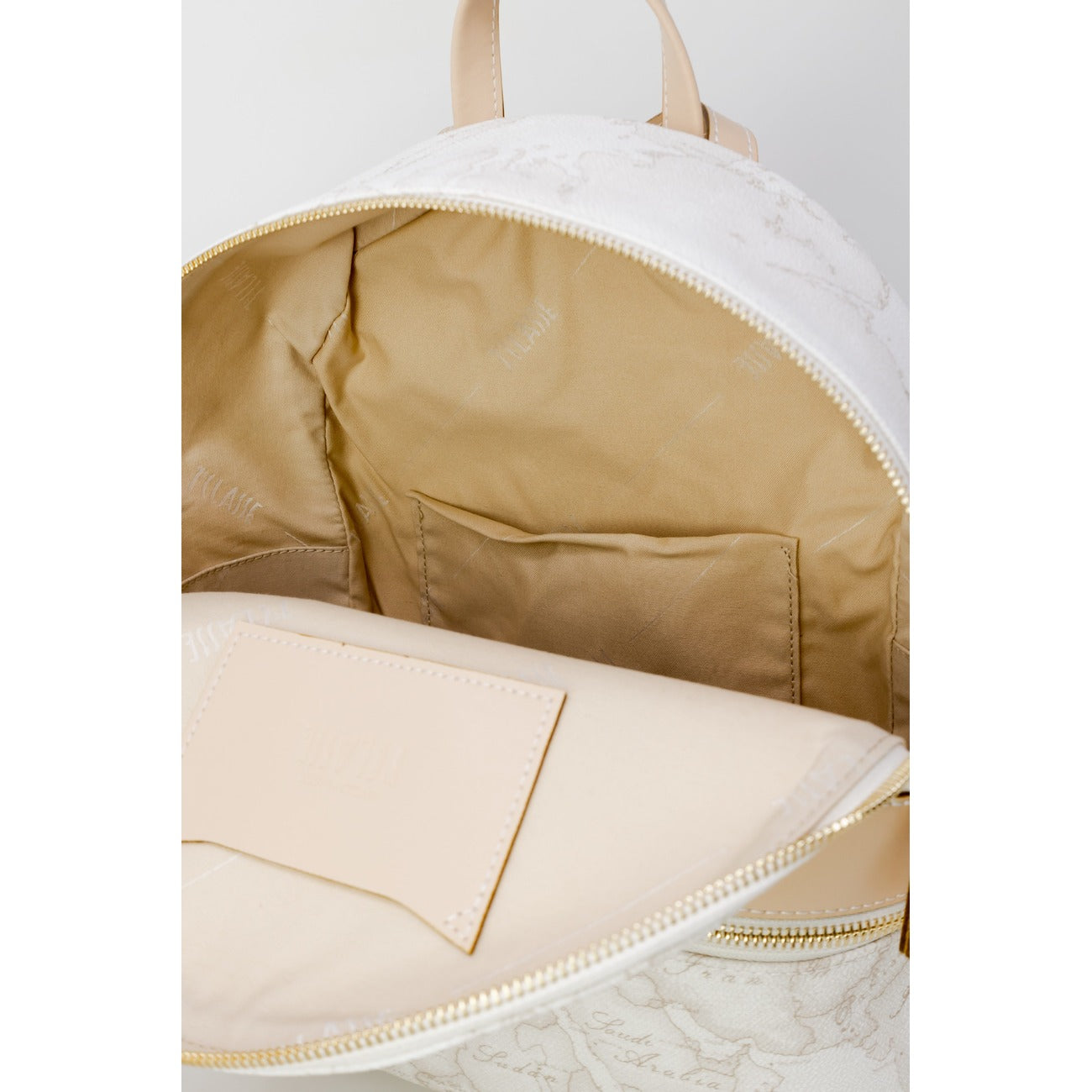 Zaino Medio Donna Alviero Martini Prima Classe; Bianco Geo White. 40% Pregiata pelle stampata con dettagli in metallo oro lucido. Chiusura con zip, tasca frontale e spallacci regolabili. Misure slanciate e capienti (25x29 cm), stile Heritage contemporaneo. Vista aperta 