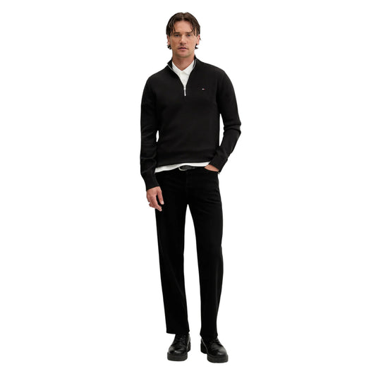 Maglia Mezza Zip Nera Uomo Tommy Hilfiger Jeans; 100% cotone organico ecosostenibile. Collo alto regolabile con cerniera, maniche lunghe e polsini a costine. Piccolo logo ricamato sul petto, stile casual mezza stagione.Figura intera 