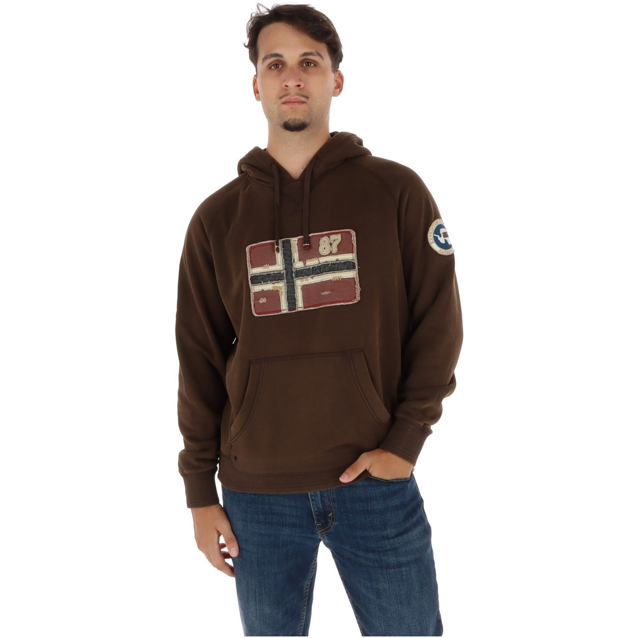 Felpa con cappuccio uomo d'archivio con bandiera norvegese. Felpa sportswear casual in cotone e poliestere con tasca a marsupio, patch logo sulla manica, polsini a costine e vestibilità comoda relaxed fit.