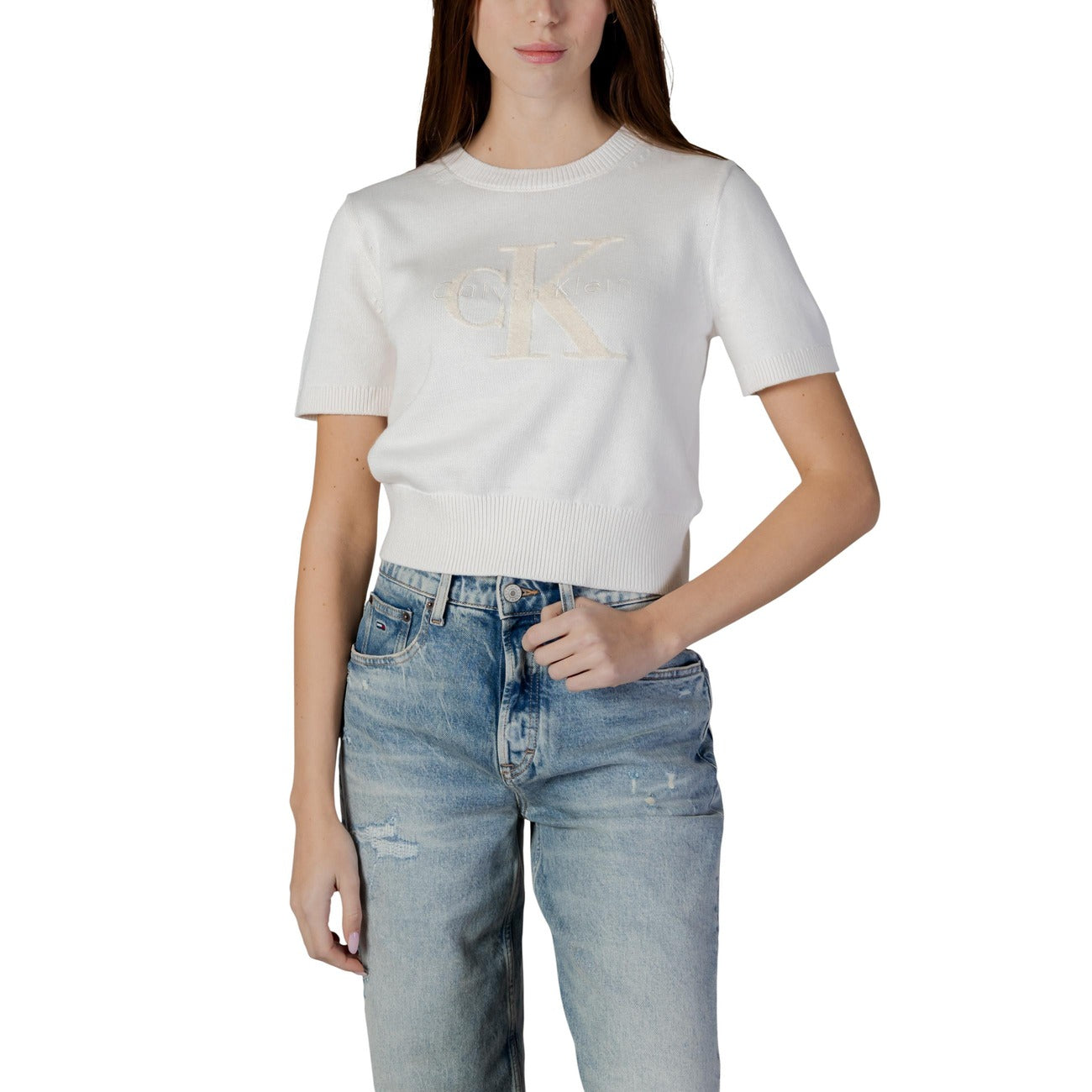 T-shirt Cropped CK Jeans; Beige. 100% Cotone premium. Logo in rilievo, girocollo, vestibilità moderna. Fresca, leggera e perfetta per look urban estivi. Vista frontale 