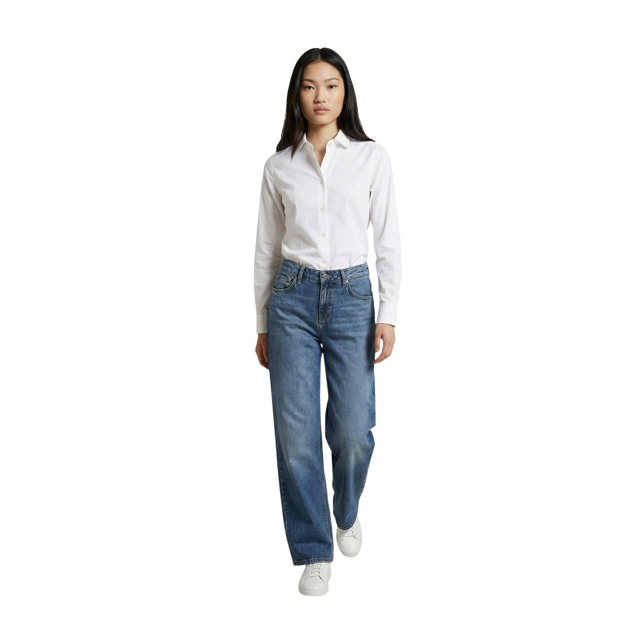Jeans Guess Baggy; 55% Cotone, 45% Lyocell. Vita bassa, gamba ampia, cinque tasche. Jeans donna leggeri e traspiranti dal fit rilassato e contemporaneo.