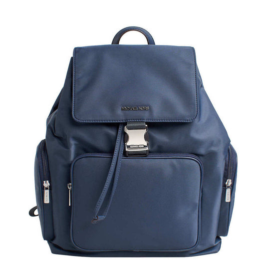 Michael Kors Zaino Khai Blu; zaino in tessuto resistente con loghi distintivi e ampi scomparti. Dimensioni generose e spallacci ergonomici per un look urban sofisticato. Vista frontale 