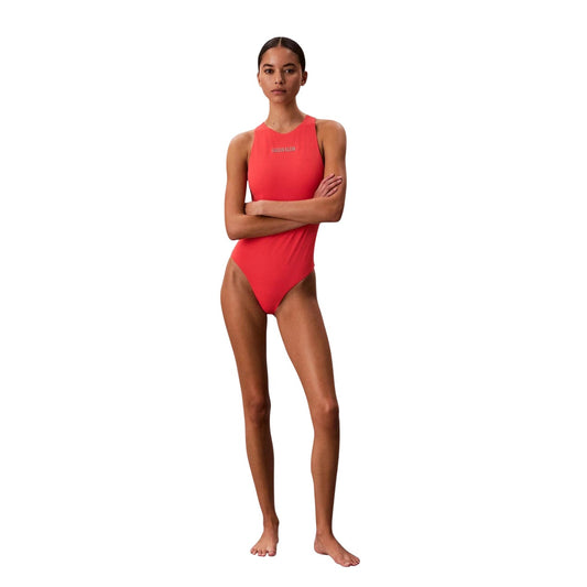 Costume Intero CK Intense Power; High-Neck. Spalline logate incrociate dietro, tessuto Lycra XTRA LIFE®. Coppe preformate, imbottitura removibile, asciugatura rapida. Resistente e durevole. Figura intera colore arancione 
