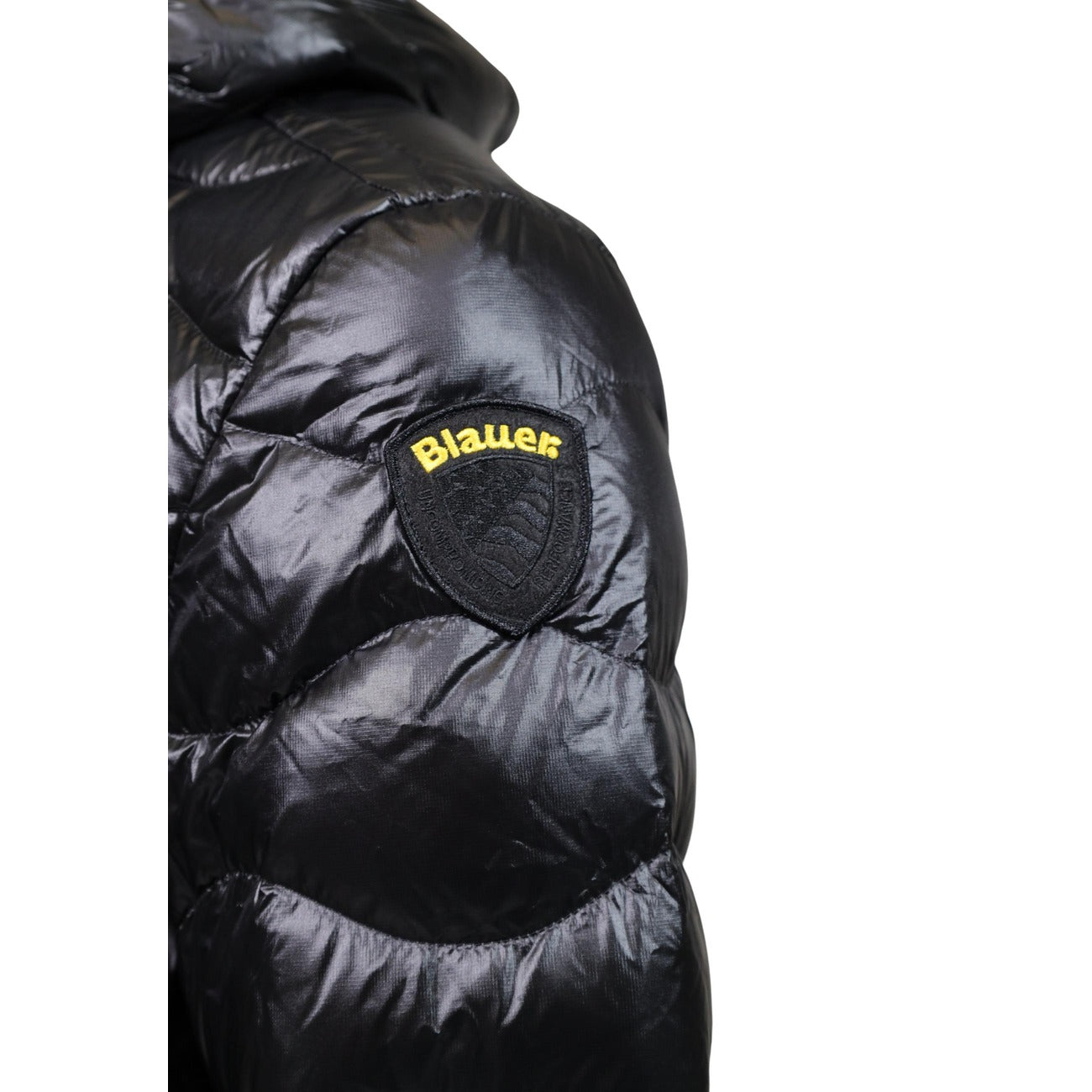 Piumino uomo Blauer nero Wave 26WBLUC03064. Giubbotto corto da uomo nero trapuntato a onde con cappuccio, taschino zip al petto, chiusura cerniera e logo Blauer sulla manica, giacca invernale calda streetwear.