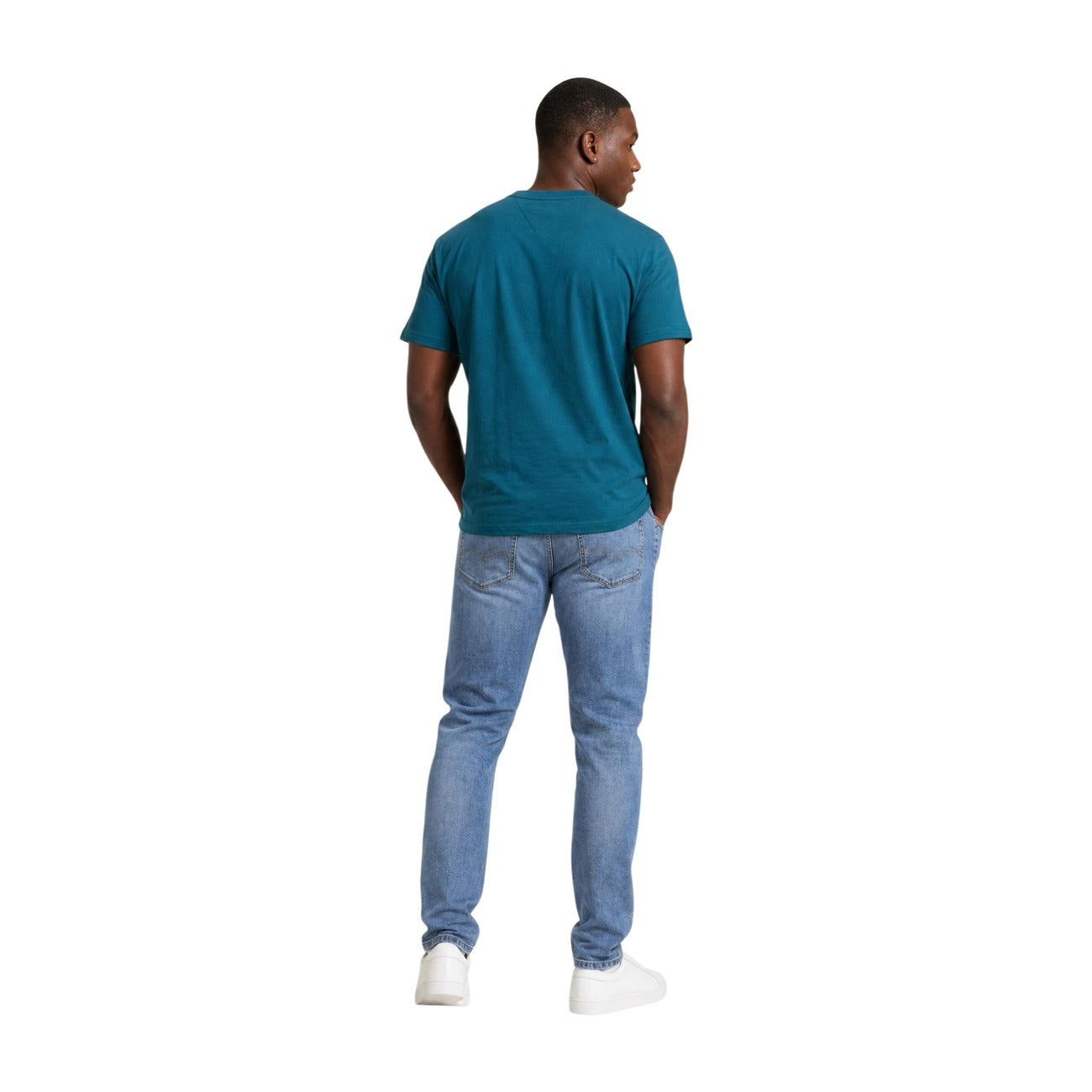T-shirt Verde Tommy Jeans; Logo Print. 100% Cotone Rigenerato. Vestibilità regolare, traspirante e sostenibile. Il basic immancabile del guardaroba maschile. Vista posteriore intera