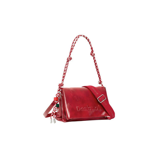 borsa piccola rossa da donna Desigual BAG_HALF LOGO VENECIA 4. Realizzata al 100% in poliestere, presenta una superficie liscia con logo Desigual in rilievo sul davanti. Il manico intrecciato, arricchito da dettagli decorativi e nodi. Chiusura a patta Figura frontale laterale 