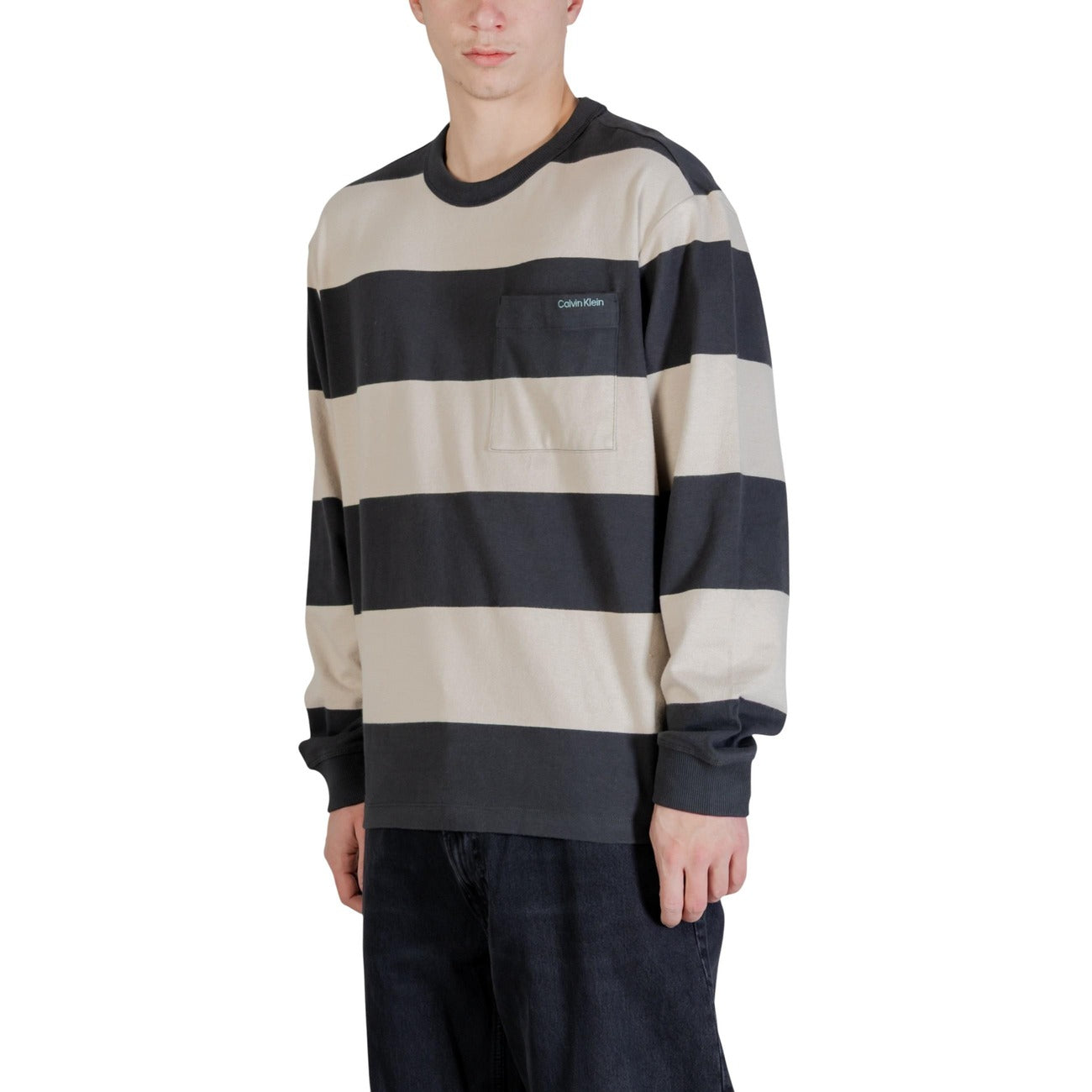 Maglia a righe ampie Calvin Klein; 100% cotone, girocollo, taschino frontale logato, taglio relaxed. Stile classico contemporaneo.